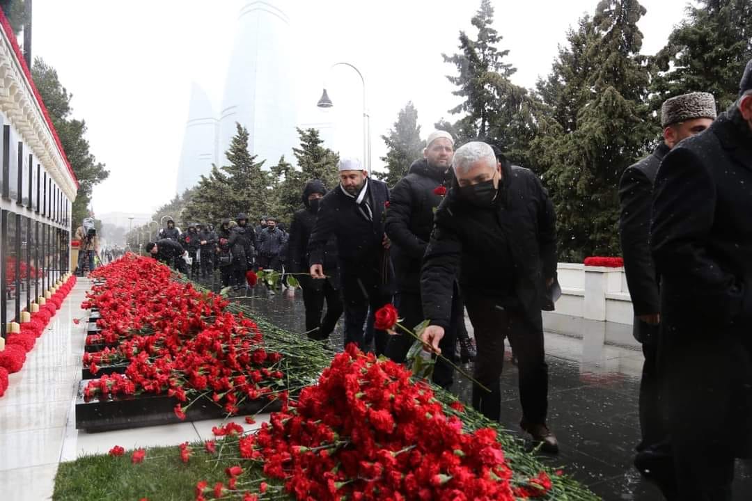 Сегодня 20-го  января 2022 г. главы и представители традиционных религиозных общин Азербайджана приняли участие в возложении венка на Аллее Шехидов и почтили память жертв трагических событий, происшедших в г. Баку 20 Января 1990 г.